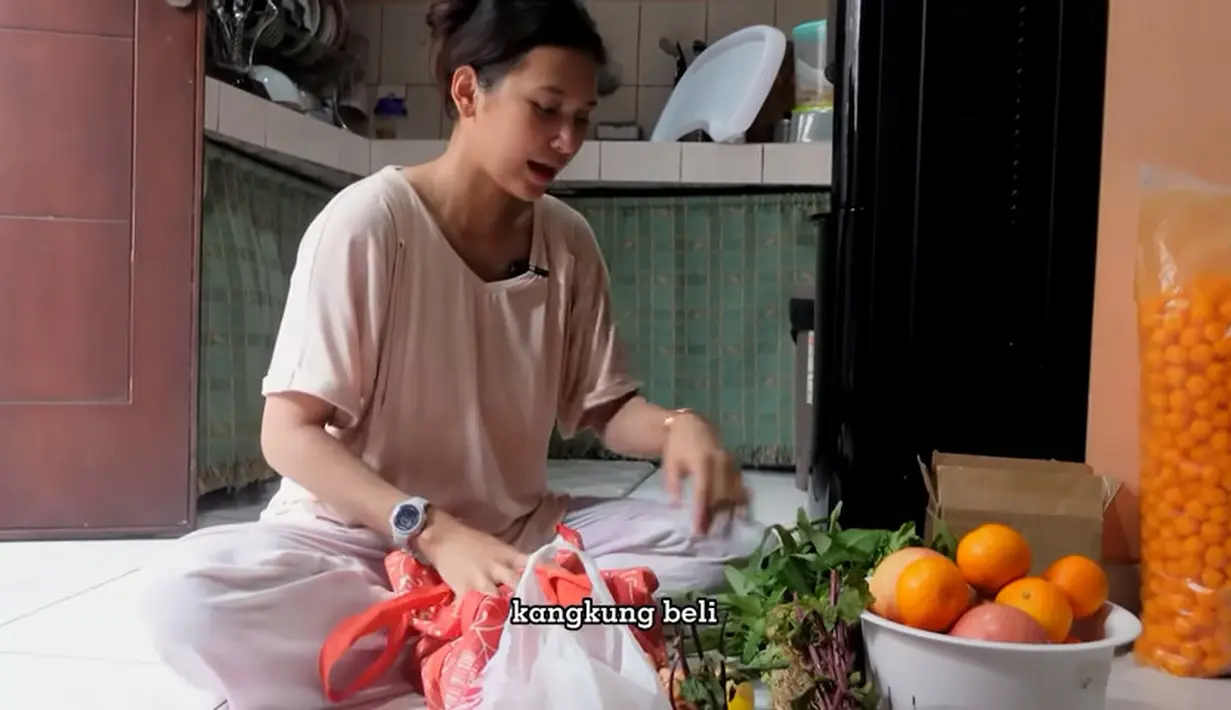 Sekitar jam delapan pagi Indah sudah sampai di rumah. Ia langsung mengeluarkan barang belanjaan dan bersiap untuk lanjut masak. Tapi, ia harus menidurkan putrinya terlebih dulu karena waktunya tidur. [Youtube/Indah Permatasari]