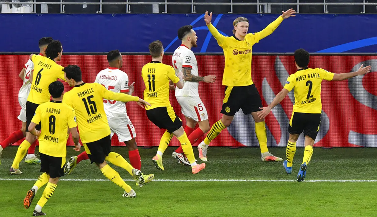 Pemain Borussia Dortmund Erling Haaland (kedua kanan) melakukan selebrasi usai mencetak gol ke gawang Sevilla FC pada pertandingan leg kedua babak 16 besar Liga Champions di Dortmund, Jerman, Selasa (9/3/2021). Laga berakhir imbang 2-2. (AP Photo/Martin Meissner, Pool)