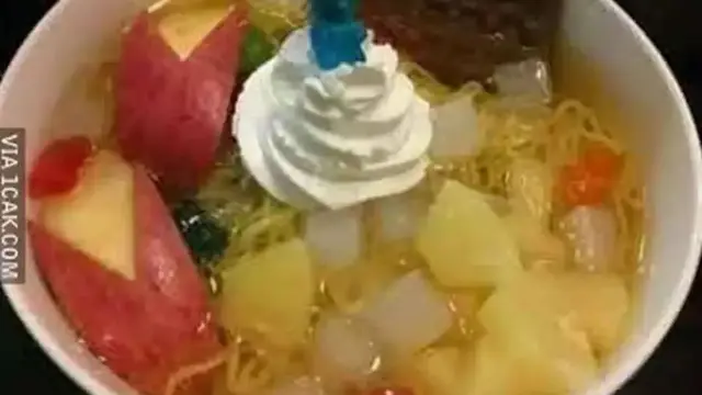 6 Potret Es dengan Buah Utuh Ini Nyeleneh, Jadi Bingung Cara Makannya