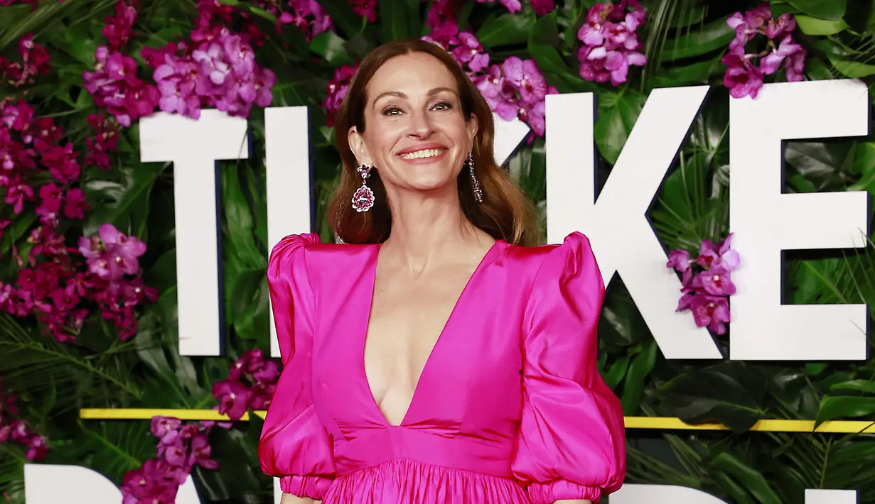 Julia Roberts tersenyum saat tiba menghadiri pemutaran perdana film "Ticket to Paradise" di Regency Village Theatre di Westwood, California, pada 17 Oktober 2022. Julia melengkapi ansambelnya dengan perhiasan Chopard yang mewah dan clutch Tyler Ellis. (AFP/MICHAEL TRAN)