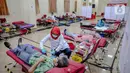 Pendonor sukarela mendonorkan darahnya melalui Unit Tranfusi Darah (UTD) Palang Merah Indonesia (PMI) DKI Jakarta, di Jalan Kramat Raya, Jakarta, Kamis (30/4/2020). (Liputan6.com/Faizal Fanani)