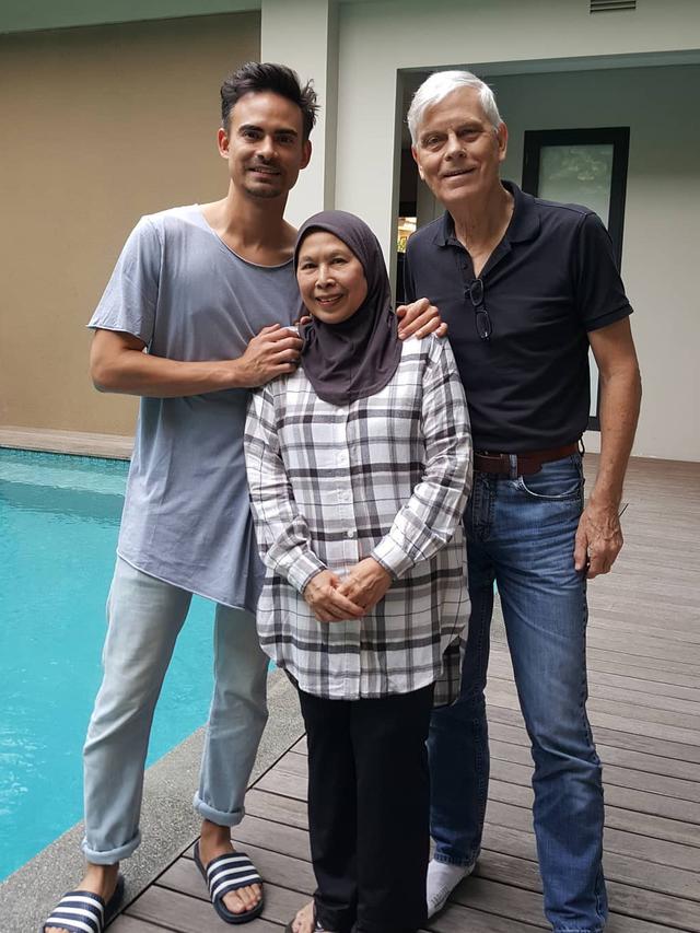 Ashraf dan kedua orangtuanya (Instagram/ dida_sinclair)