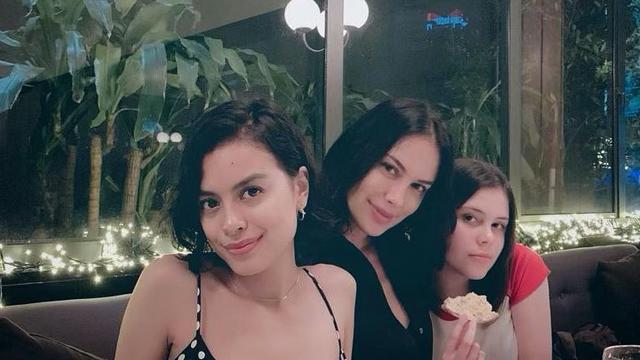 Adu Gaya Kece 2 Anak Perempuan Sophia Latjuba Lifestyle Liputan6 Com