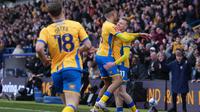 Striker Mansfield Town FC, Will Evans, merayakan gol yang dicetaknya ke gawang Arsenal dalam lanjutan Piala FA atau FA Cup, Sabtu (7/3/2026) malam WIB. (AFP / Jon Super)