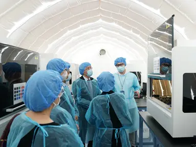 Orang-orang mengunjungi Laboratorium Mata Api (Fire Eye Laboratory) di Hong Kong, China selatan (26/8/2020). Laboratorium yang berlokasi di Sun Yat Sen Memorial Park Sports Center itu siap mendukung pengujian COVID-19 berskala besar. (Xinhua/Li Gang)