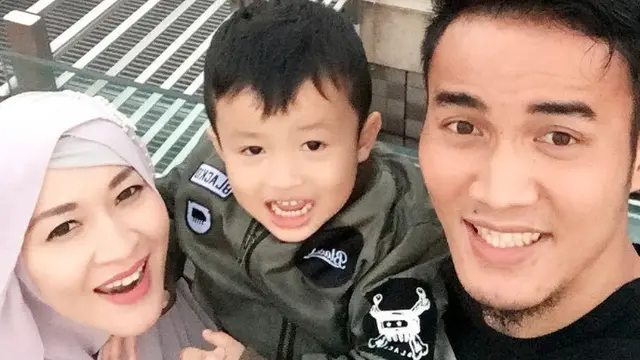 Potret Miro Materazzi bersama Okie Agustina dan Gunawan Dwi Cahyo saat liburan (Sumber: Instagram/miromaterazzi)