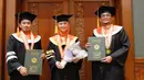 Pengisi acara 'Ustadz Menjawab' ini pun mendapatkan ucapan selamat dari para pengikutnya di Instagram. Banyak yang merasa bangga terhadap pencapaian sang ustaz yang tiada henti mencari ilmu. Tak sedikit pula yang menjadikannya inspirasi dan semangat dalam menimba ilmu. (Liputan6.com/IG/@okisetianadewi)