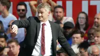 Pelatih Manchester United, Ole Gunnar Solskjaer, memberikan instruksi saat melawan Crystal Palace pada laga Premier League di Stadion Old Trafford, Manchester, Sabtu (24/8). MU kalah 1-2 dari Palace. (AFP/Lindsey Parnaby)