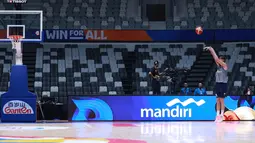 Pemain Timnas Basket Spanyol, Juancho Hernangomez berlatih menjelang laga grup G Piala Dunia FIBA 2023 di center court Indonesia Arena, Senayan, Jakarta, Kamis (24/08/2023). Spanyol akan melawan Pantai Gading pada Sabtu (26/08/2023). (Bola.com/Bagaskara Lazuardi)