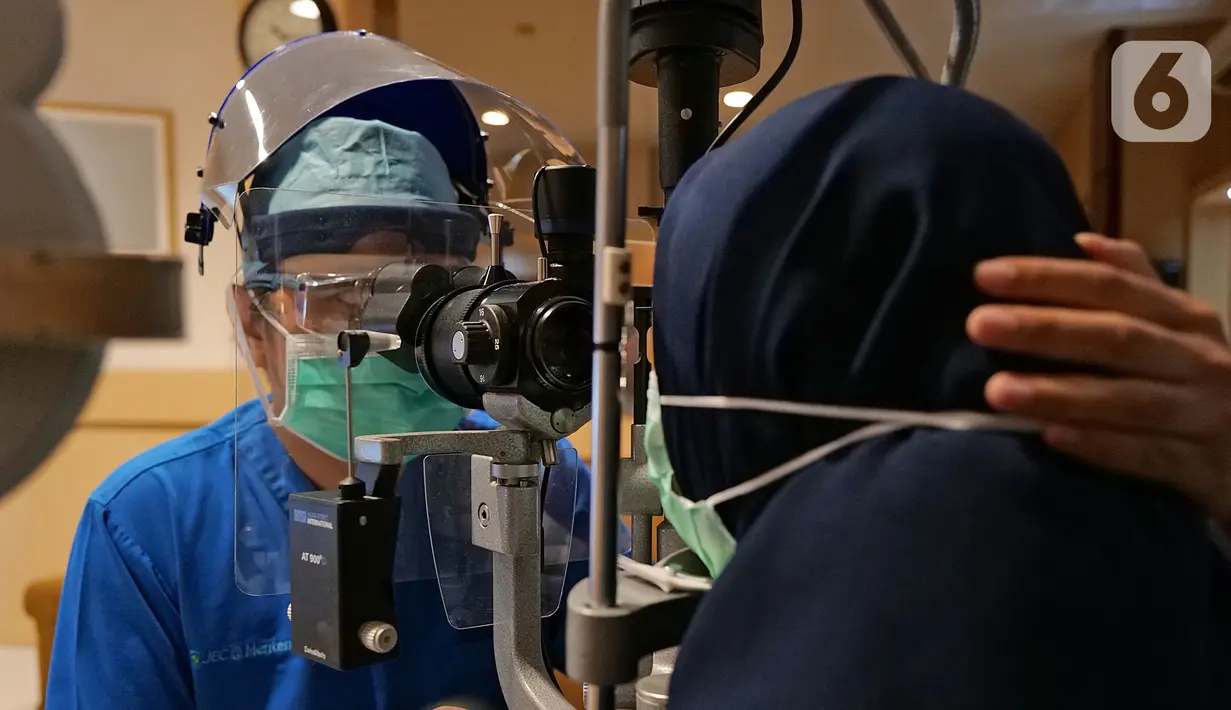 Dokter memeriksa mata pasien di RS Mata JEC @ Menteng, Jakarta, Kamis (16/7/2020). Selain memakai pelindung wajah serta sarung tangan dan masker saat pemeriksaan, JEC juga memiliki layanan JEC @ Cloud yang memberikan konsultasi kesehatan mata melalui tele-oftalmologi. (Liputan6.com/Herman Zakharia)