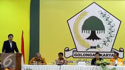 Waketum PPK Kosgoro Aziz Syamsuddin memberikan sambutan di Kantor DPP Golkar, Jakarta, Kamis (19/1). Kubu Agung Laksono dan Aziz Syamsudin, yang sempat sama-sama memimpin ormas pendiri Golkar itu, kini meneken kesepakatan islah. (Liputan6.com/JohanTallo)