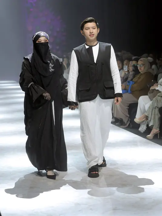 Ranti Bubu juga menggaet Teuku Ryan sebagai salah satu model dari koleksi busananya untuk pria. Teuku Ryan sendiri merupakan seorang pengusaha properti, aktor, dan juga suami dari Ria Ricis. [Foto: Bambang E. Ros/Fimela.com]