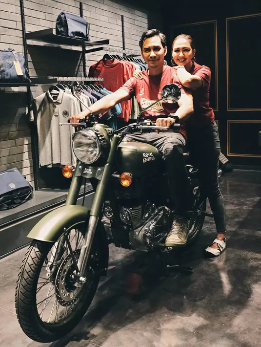 Namun walau memiliki trauma naik motor, Donna Agnesia ternyata mau untuk diajak saat Darius melakukan perjalanan ke Himalaya. Tentu pengalaman ke tempat ini sungguh menantang dan berbahaya.
(Liputan6.com/IG/@darius_sinathrya)