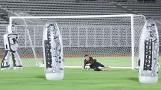 Kiper Timnas Indonesia, Emil Audero Mulyadi, berusaha menangkap bola saat sesi latihan jelang lawan Bahrain di Stadion Madya, Jakarta, Minggu (23/3/2025). (Bola.com/M Iqbal Ichsan)