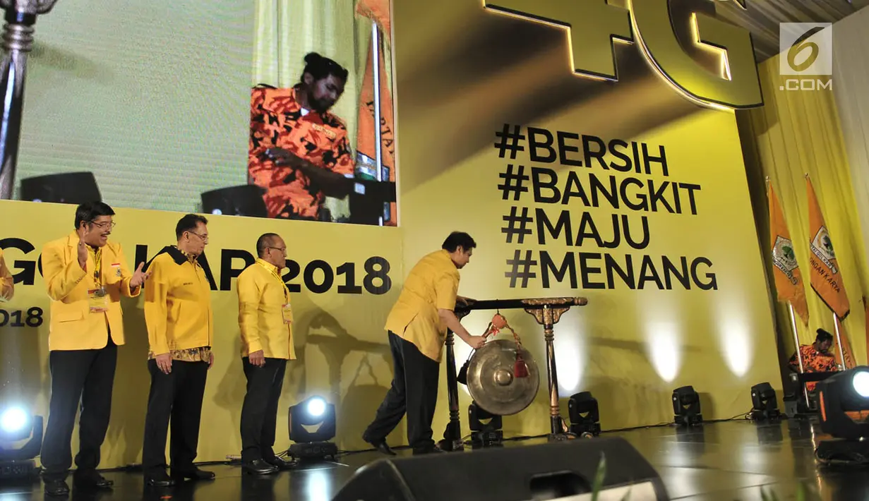 Ketua Umum Partai Golkar Airlangga Hartarto memukul gong saat membuka Rakernas Partai Golkar 2018 di Jakarta, Kamis (22/3). Rakernas Partai Golkar akan berlangsung pada 22-23 Maret 2018. (Merdeka.com/Iqbal Nugroho)