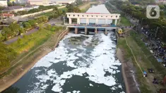 Foto udara memperlihatkan limbah busa di Pintu Air WFIR 2 Ujung Menteng, Cakung, Jakarta, Minggu (5/7/2020). Kondisi ini sudah terjadi selama lebih kurang satu pekan. (Liputan6.com/Helmi Fithriansyah)