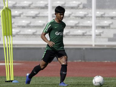 Pemain Timnas Indonesia U-22, Firza Andika, mengontrol bola saat latihan di Stadion Madya, Jakarta, Kamis (17/1). Latihan ini merupakan persiapan jelang Piala AFF U-22. (Bola.com/Yoppy Renato)