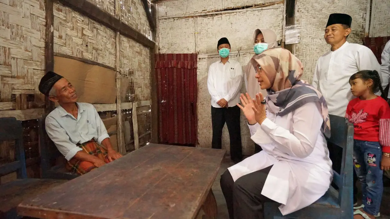 Momen Ramadan, Bupati Ipuk Keliling Jenguk Lansia Sakit