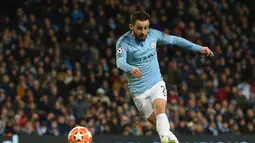 Gelandang Man City, Bernardo Silva pada leg kedua, babak 16 besar Liga Champions yang berlangsung di Stadion Etihad, Manchester, Rabu (13/3). Man City menang 7-0 atas Schalke. (AFP/Oli Scarff)