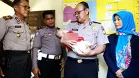 Bayi perempuan berusia tiga bulan yang mengalami cacat tubuh ditemukan warga Kelurahan Songka, Kecamatan Wara Selatan, Kota Palopo, Sulsel. (Liputan6.com/Eka Hakim)