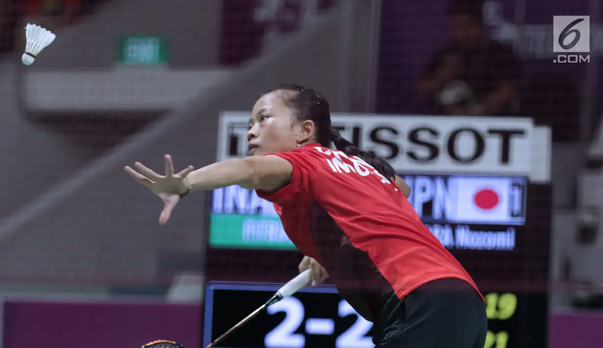 Tunggal putri Indonesia, Fitriani melakukan pukulan serve ke arah pemain Jepang, Zomi Okuhara pada semifinal Bulutangkis Beregu Putri Asian Games 2018 di Jakarta, Selasa (21/8). Fitriani kalah 21-19, 4-21, 10-21. (Liputan6.com/Helmi Fithriansyah)