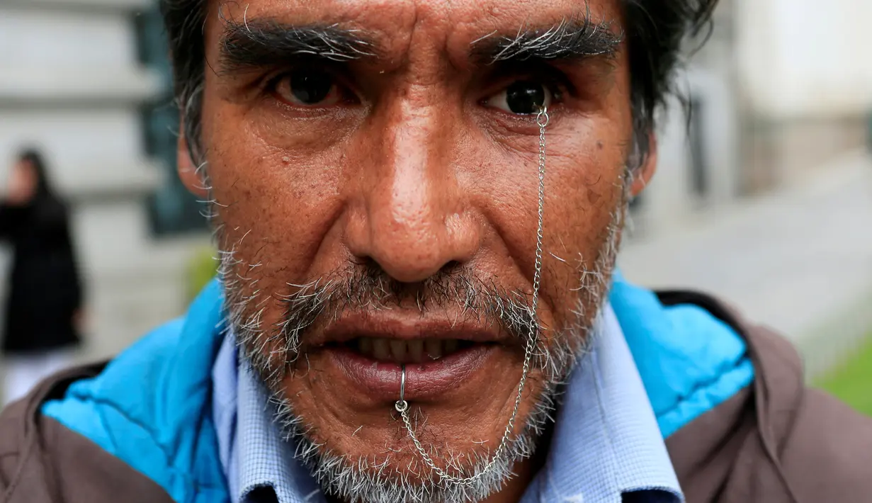 Edwin Morales, salah satu pemimpin demonstrasi berpose dengan mata palsunya di La Paz, Bolivia (12/4). Edwin merupakan satu dari ratusan penyandang cacat di Bolivia yang menuntut Presiden Bolivia Evo Morales. (REUTERS/David Mercado)