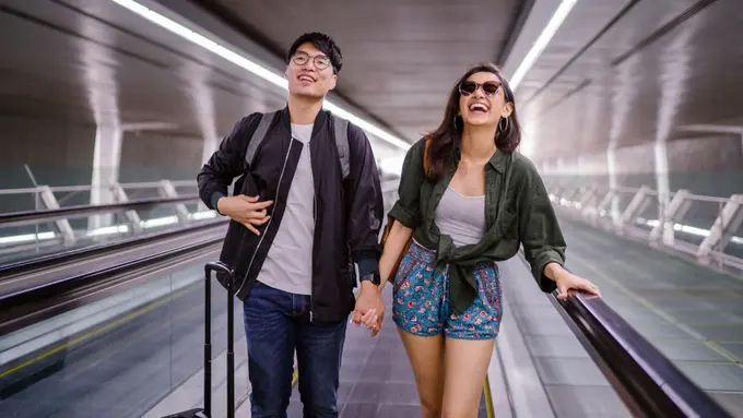 couple bahagia menggenggam tangan