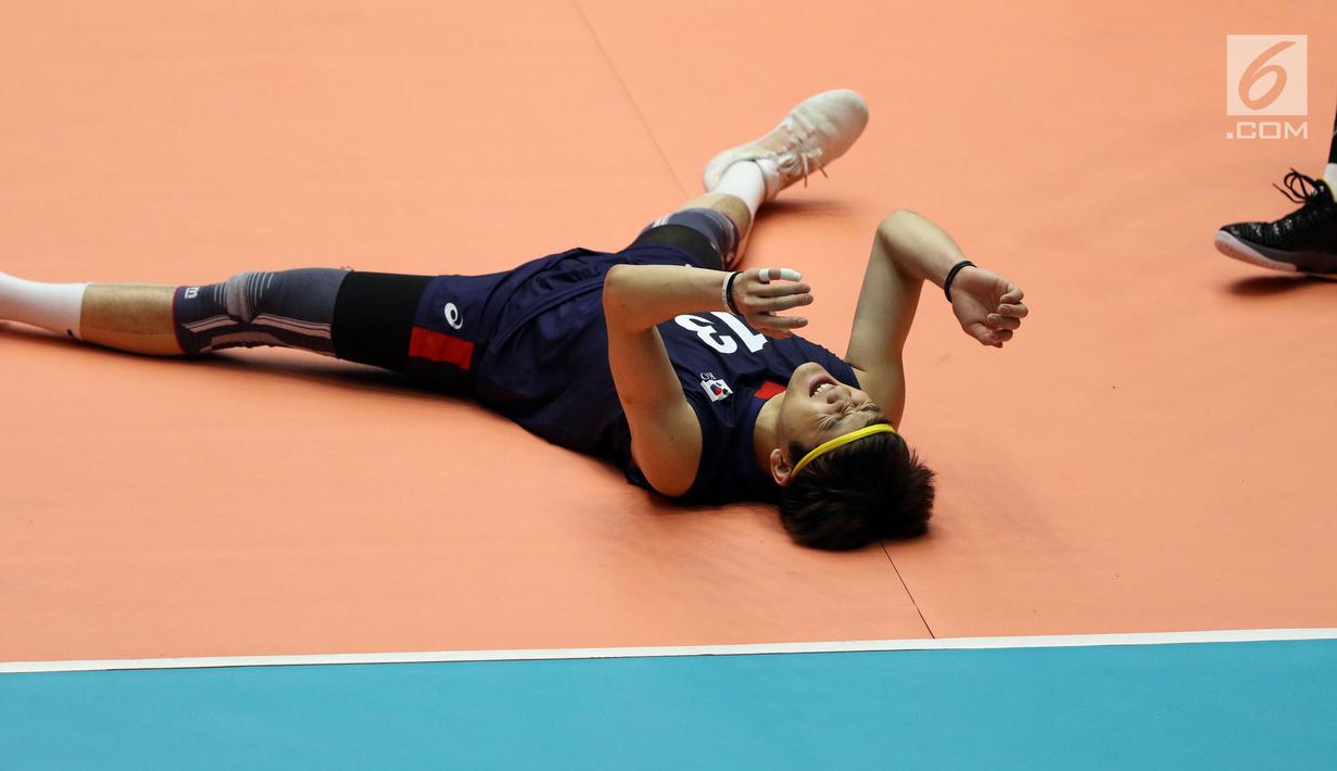 Pemain Timnas voli putra Korea Selatan, Jiseok Jung terkapar saat melawan Kazakhstan di Semifinal Kejuaraan Voli Asia 2017 di GOR Tri Dharma, Gresik, Senin (31/7). Kazakhstan unggul 3-2. (Liputan6.com/Helmi Fithriansyah)