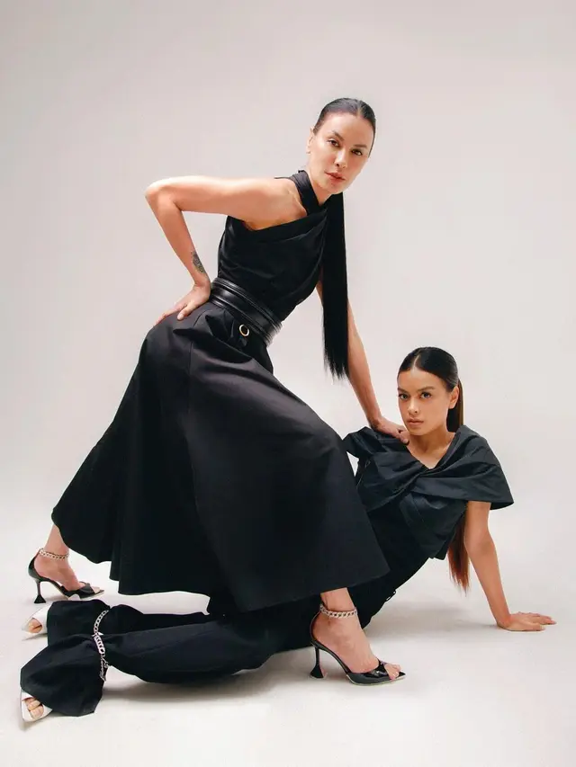 6 Gaya Pemotretan Sophia Latjuba dan Eva Celia, Bak Kakak Adik