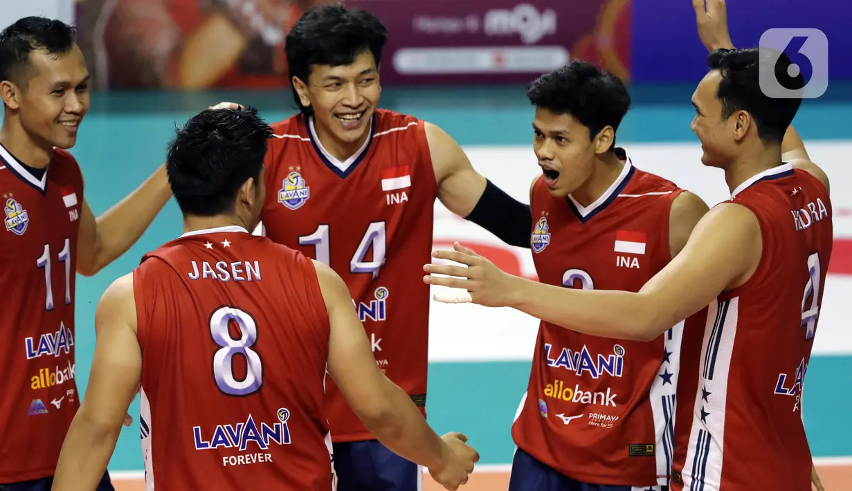 Timnas voli putra Indonesia melakukan selebrasi usai menumbangkan perlawanan Filipina pada laga perdana turnamen SEA V League 2023 di Padepokan Voli Jenderal Polisi Kunarto, Sentul, Bogor, Jawa Barat, Jumat (21/7/2023). (Liputan6.com/Helmi Fithriansyah)