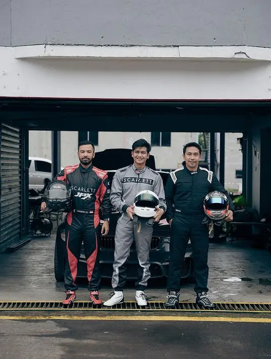 "Kalau drag race udah biasa sejak di Aceh dan Medan. Jadi ini baru perdana banget balapan di sirkuit. Alhamdulillah nggak sangka banget bisa dapat juara 2 pertama di sirkuit," ujar Teuku Ryan usai balapan. [Instagram/teukuryantr]