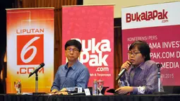 CEO Bukalapak Achmad Zaky (kanan) mengaku optimis bisnisnya akan semakin menguat pasca mendapatkan investasi dari PT.KMK Online, Jakarta, Rabu (4/1/2015). (Liputan6.com/Panji Diksana)