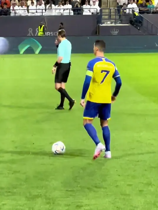 "Setelah kakek dan buyut kita selalu menceritakan betapa hebatnya Al Nassr akhirnya kami disini.... turun 5 lengkah sparing sama bang dodo SIUUUUUUU ini," kata Atta di instagramnya. [Instagram/attahalilintar]