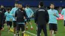 Duet gelandang Timnas Turki, Arda Turan dan Hakan Calhanoglu (kanan) serius berlatih jelang laga persahabatan melawan Austria, Rabu (30/3/2016) dini hari WIB. (Bola.com/Reza Khomaini)