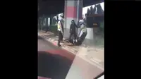 Seorang pria pengendara sepeda motor merusak motornya sendiri saat hendak ditilang oleh polisi. (Christanto / Instagram: @infia_fact)