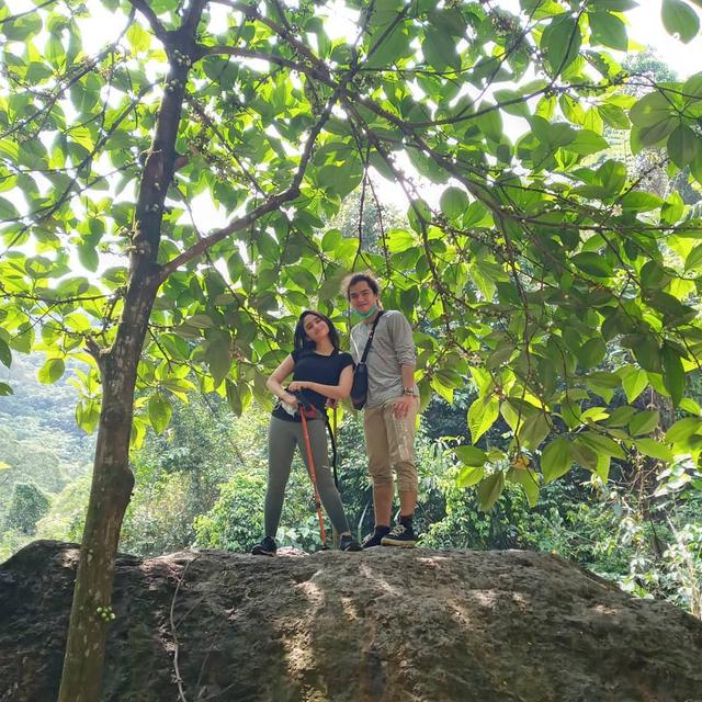 7 Momen Tissa Biani dan Dul Jaelani Trekking Bareng di Bogor