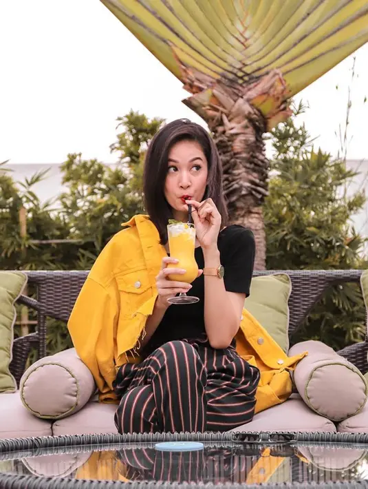 Outfit warna kuning membuat Faradilla Yoshi tampak cerah. Gaya penampilan yang kece ini membuat Dilla dipuji oleh netizen dengan disebut cantik memesona. Aura kecantikan Faradilla Yoshi dengan outfit warna kuning ini berhasil bikin netizen terpukau. (Liputan6.com/IG/@faradillayoshi)