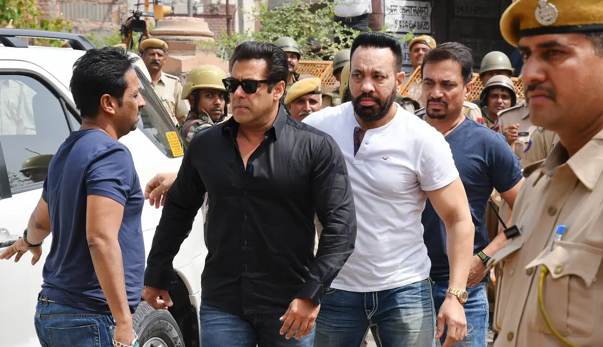 Bintang Bollywood, Salman Khan tiba untuk mendengarkan putusan di Pengadilan Rajasthan, India, Kamis (5/4). Pengadilan juga menjantuhkan denda 10 ribu rupee (Rp 2 juta) kepada Salman Khan terkait kasus perburuan satwa dilindungi. (AP/Sunil Verma)