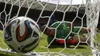 Yunani tak berdaya saat berlaga melawan Kolombia di penyisihan Piala Dunia 2014 Grup C di Belo Horizonte, Brasil, (14/6/2014). (REUTERS/Paulo Whitaker) 