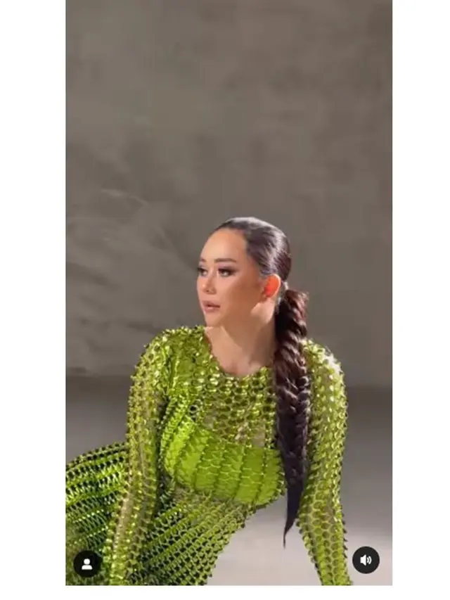 Lekuk tubuh Aura Kasih bak gitar Spanyol yang selalu bikin iri