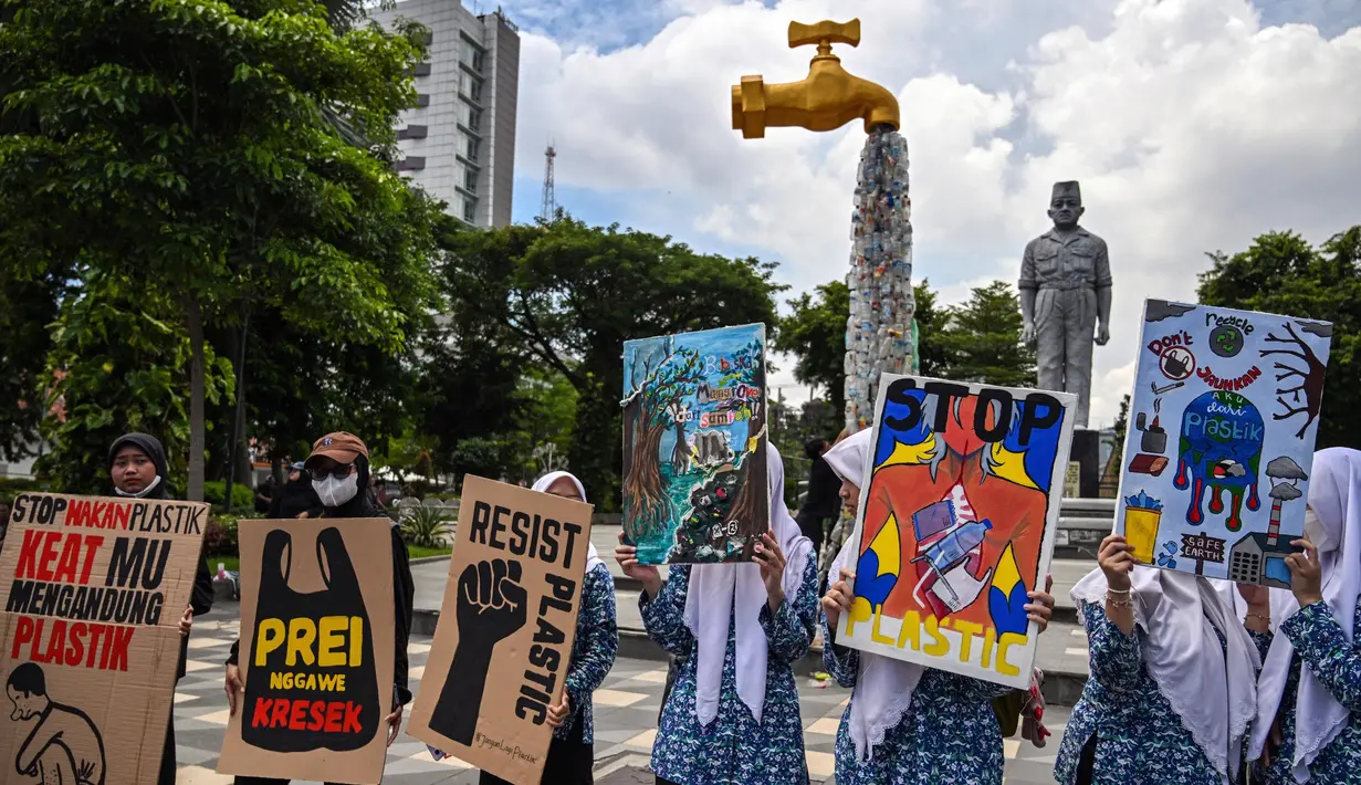 Para aktivis dari ECOTON mengingatkan masyarakat bahwa saat ini Indonesia menjadi negara yang penduduknya banyak mengkonsumsi produk mengandung plastik. (Juni KRISWANTO/AFP)