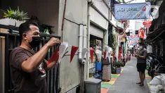 Warga memasang hiasan bernuansa HUT RI di Gang A, RT 10/11, Pademangan Timur, Jakarta, Rabu (5/8/2020). Ide menghias gang tersebut dicetus Ketua RT setempat, Farli (48), dan disambut antusias oleh warga yang membantu pemasangan atribut HUT ke-75 RI secara swadaya. (merdeka.com/Iqbal S. Nugroho)
