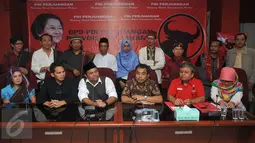 Pengusaha Muhamad Idrus (ketiga kiri) saat mendatangi Kantor DPD PDIP DKI Jakarta, (20/4). Kader PKS tersebut siap maju dalam Pilgub DKI Jakarta 2017 melalui visi dan misinya. (Liputan6.com/Gempur M Surya)