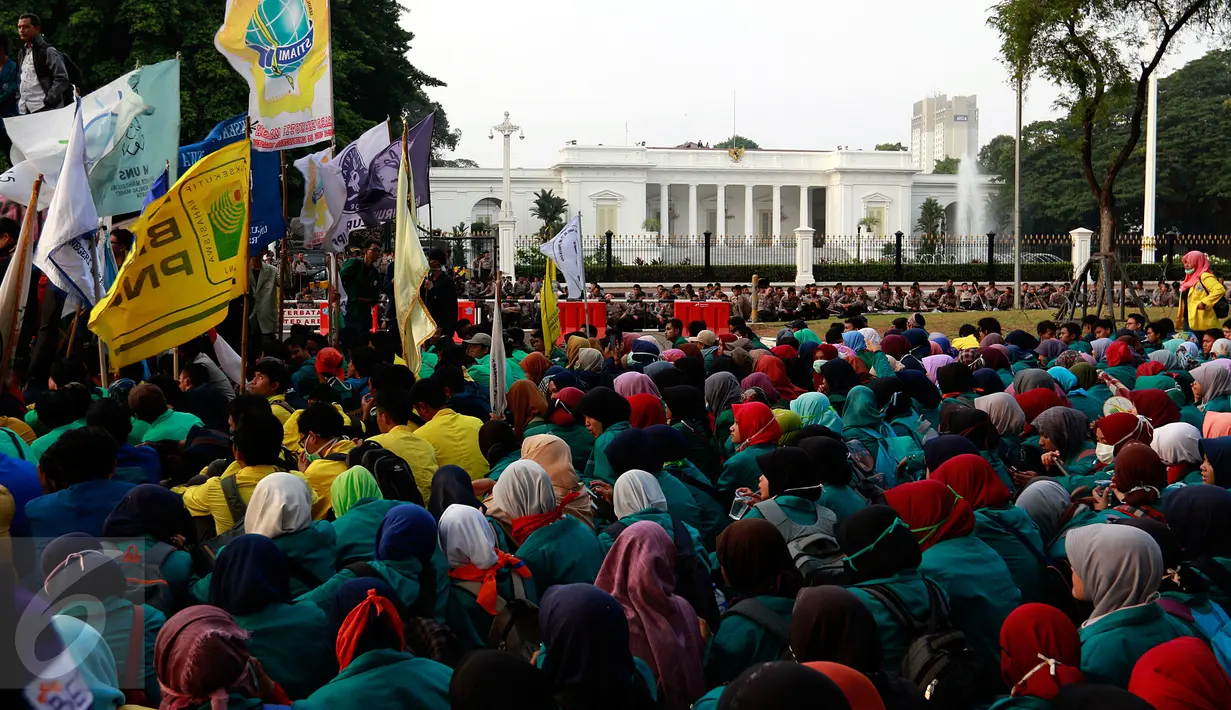 Badan Eksekutif Mahasiswa Seluruh Indonesia (BEM-SI) menggelar aksi di depan Istana Negara, Jakarta, Rabu (28/10/2015). Aksi tersebut untuk menyampaikan aspirasi terkait setahun kinerja pemerintah. (Liputan6.com/Yoppy Renato)