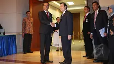 Presiden Joko Widodo melakukan pertemuan bilateral dengan PM Vietnam Truong Tang Sang di JCC, Kamis (23/4/2015). Presiden Joko Widodo membahas pertahanan dan kawasan batas laut antar dua negara. (Liputan6.com/Herman Zakharia)