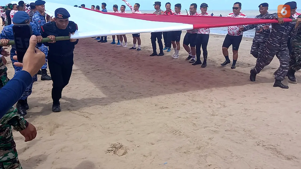 Pembentangan Bendera Merah Putih di Pantai Batakan Baru Tanah Laut Kalsel