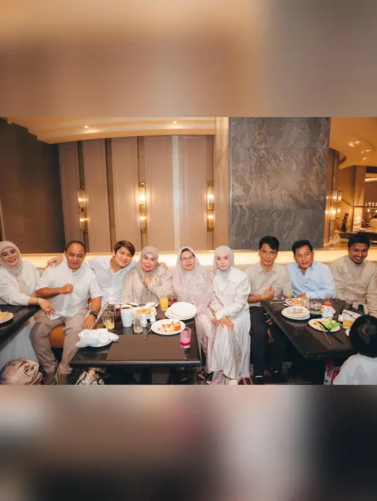 Mereka juga mengadakan acara makan malam intimate bersama keluarga. Konsep busananya adalah serba putih. (Foto: Instagram/ rizkybillar)