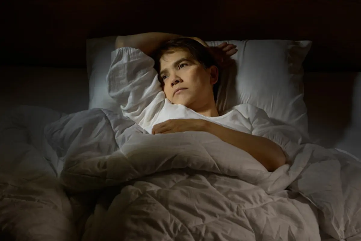 Gambar Ilustrasi Wanita yang Mengalami Insomnia / Kesulitan Tidur di Malam Hari