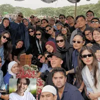Sederet Artis Kenakan Baju Biru di Pemakaman Vidi Aldiano. [@ranggazlaksmana]