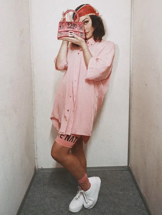 Meski harga yang dipegang seharga puluhan juta, namun cycling short pink harganya tidak sampai satu jutaan. Celana pendek tersebut dari bran H&M seharga Rp400 ribuan. @agnezmo.